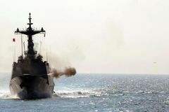 Vojenské lodě Íránu přes Suez proplují až v pondělí