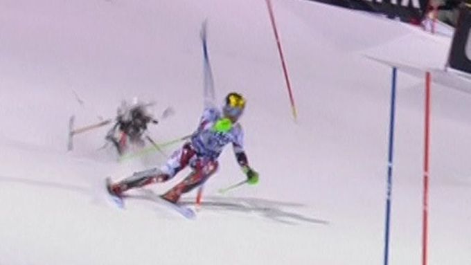 Vítěz Světového poháru z minulých čtyř sezon unikl střetu s dronem. Ten se zřítil za Marcelem Hirscherem v druhém kole slalomu v Madonně di Campiglio.
