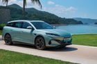 Čínské automobilky se vyhýbají clům na elektroauta. A Evropa jejich postup toleruje