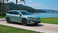 BYD přispěchá s modelem, kterým by mohl výrazně zaujmout i český trh. Plug-in hybridní kombi Seal 6 DM-i totiž má 670litrový zavazadlový prostor a na čínském trhu dvě verze plug-in hybridního pohonu. Slabší má 10,08kWh baterku a silnější 18,71kWh baterku, takže jen na elektřinu zvládne až 150 kilometrů. Podle benevolentního čínského testovacího cyklu. Jaké parametry bude mít evropská verze, se snad dozvíme právě v Mnichově.