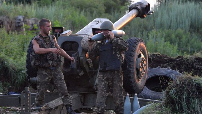 Ukrajinská 122mm tažená houfnice D-30 v akci.