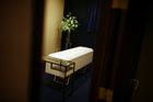 Nebožtík odpočívá v pokoji v takzvaném "hotelu pro mrtvé", tedy zařízení pro dočasné ubytování zesnulých, jejichž příbuzní čekají na uvolnění místa v přeplněných krematoriích.