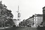 Vysílač byl dokončen v roce 1992 a s 216 metry se stal nejvyšší věží v zemi (podle jiné metodiky výpočtu výšky je stavebně vyšší vysílač Buková hora s 223 metry včetně anténového nástavce).