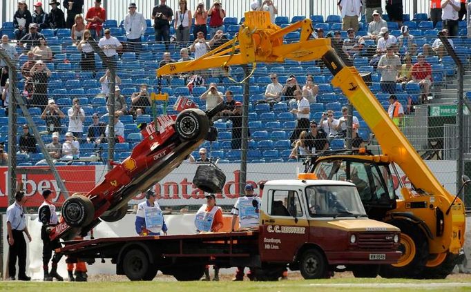 Anglie - Zničené Ferrari Felipeho Massy při tréninku v Silverstonu.