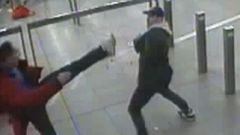Muž po brutálním napadení v metru skončil v nemocnici. Poznáte útočníky?