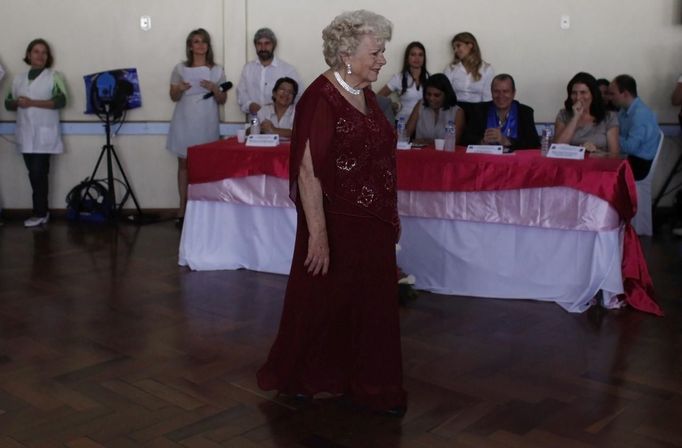 A contestant walks in front of the jury during a beauty contest for elderly women in honour of Mother's Day, in Sao Paulo May 10, 2012. The event was held to promote greater self-esteem among senior citizens, according to organizer Nilton Guedes. REUTERS/Nacho Doce (BRAZIL - Tags: SOCIETY) Published: Kvě. 11, 2012, 3:36 dop.