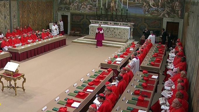 Kardinálové čekají v Sixtinské kapli na začátek konkláve.
