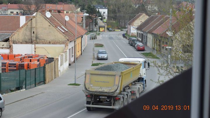 Kámen s karcinogenním azbestem vozí obcí na korbách. Místní se bojí o zdraví
