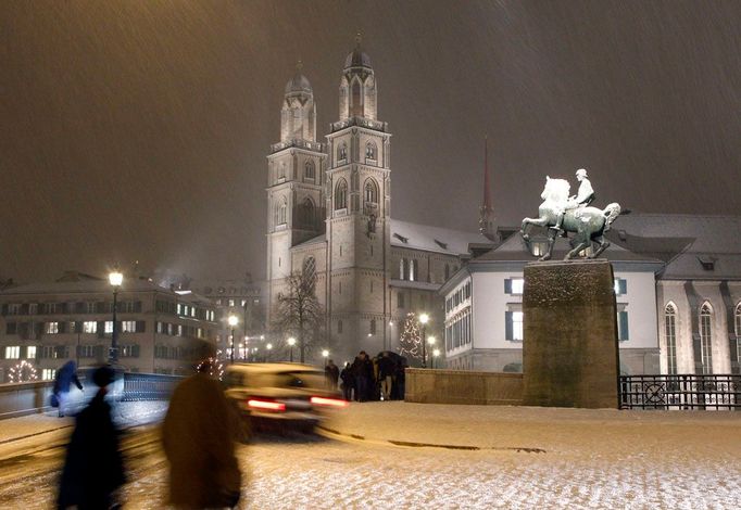 Grossmünsterský kostel v Curychu ve sněhové vánici.