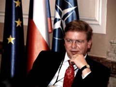 Štefan Füle s vlajkami, které symbolizují jeho dosavadní kariéru: zvláštní velvyslanec ČR při NATO, pak český ministr, v budoucnosti eurokomisař.