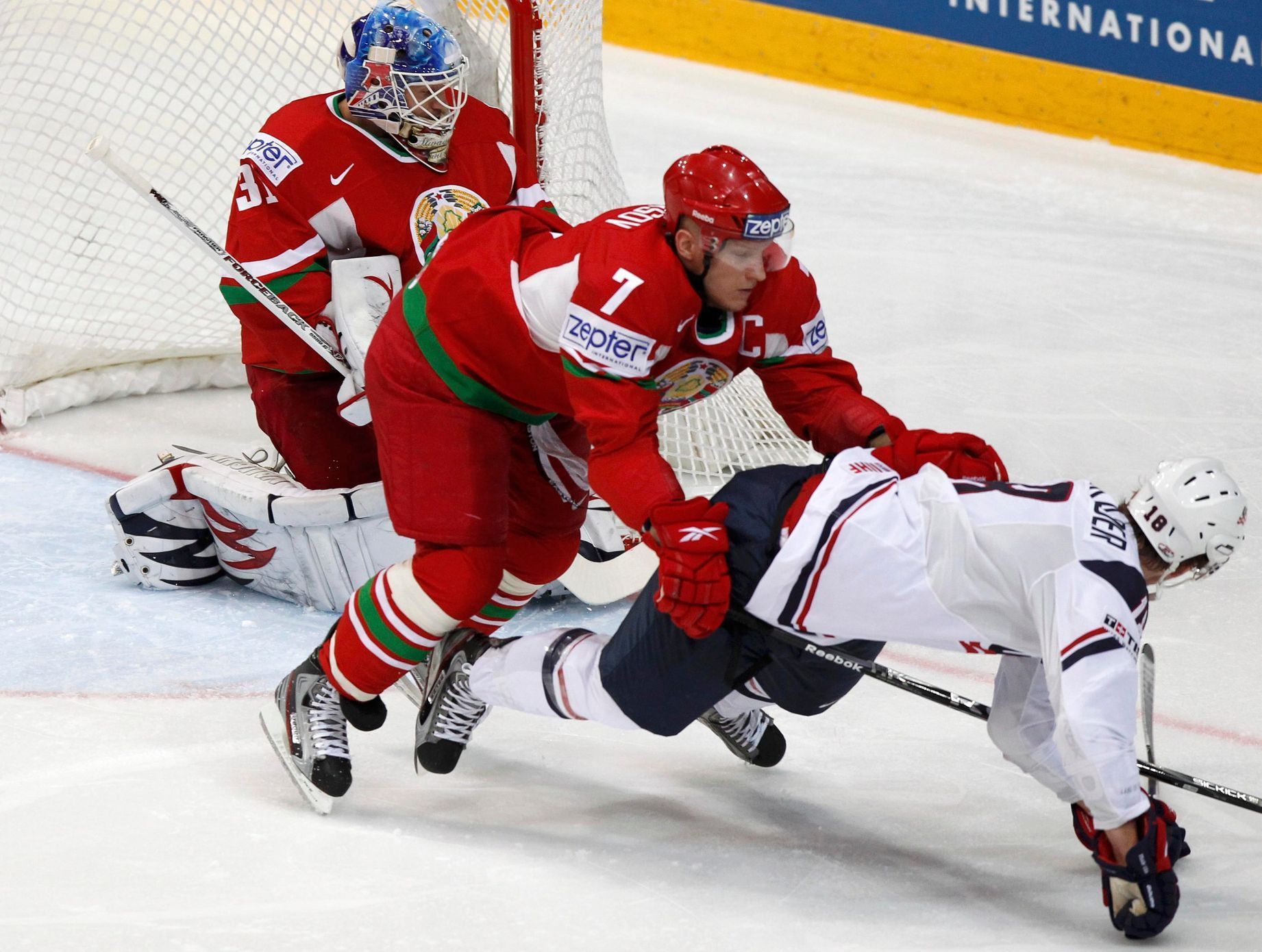 Střet Denisova a Abdelkedera v utkání USA - Bělorusko