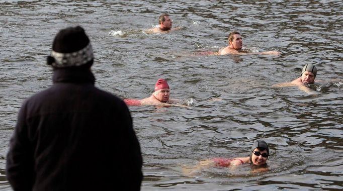 Koupání v řece Vltavě, jejíž teplota klesla ke 3 stupňů Celsia. Teplota vzduchu byla mínus 9 stupňů Celsia. Praha, 4. února 2012.