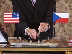 Česko-americká smlouva o radaru ještě ani neprošla v Praze parlamentem a už se může ocitnout na vedlejší koleji, soudí pozorovatelé