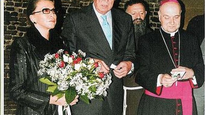 Viktor Emanuel Savojský (uprostřed) je synem posledního italského krále Umberta II. Do rodné země se mohl vrátit až v roce 2002.