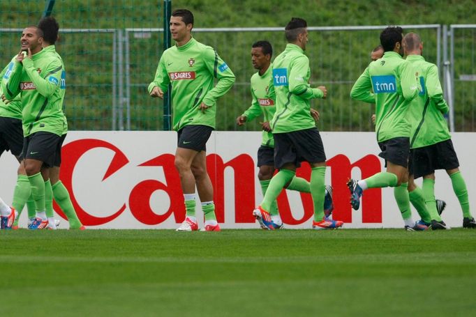 Ronaldo a další Portugalci při tréninku před čtvrtfinále na stadionku v Opalenici