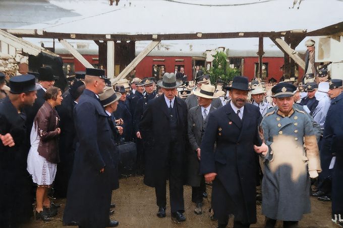 Příjezd lupiče a vraha Martina Leciána do Olomouce. 25. 4. 1927. Kolorovaný a digitálně restaurovaný snímek.