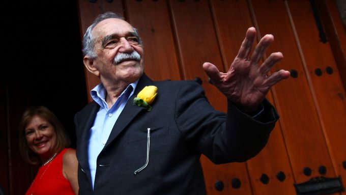Gabriel García Márquez při oslavě sedmaosmdesátých narozenin (6. března) před svým domem v Mexico City.
