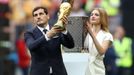 Iker Casillas a modelka Natalia Vodjanová před slavnostním zahájením MS 2018.