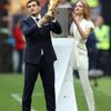 Iker Casillas a modelka Natalia Vodjanová před slavnostním zahájením MS 2018