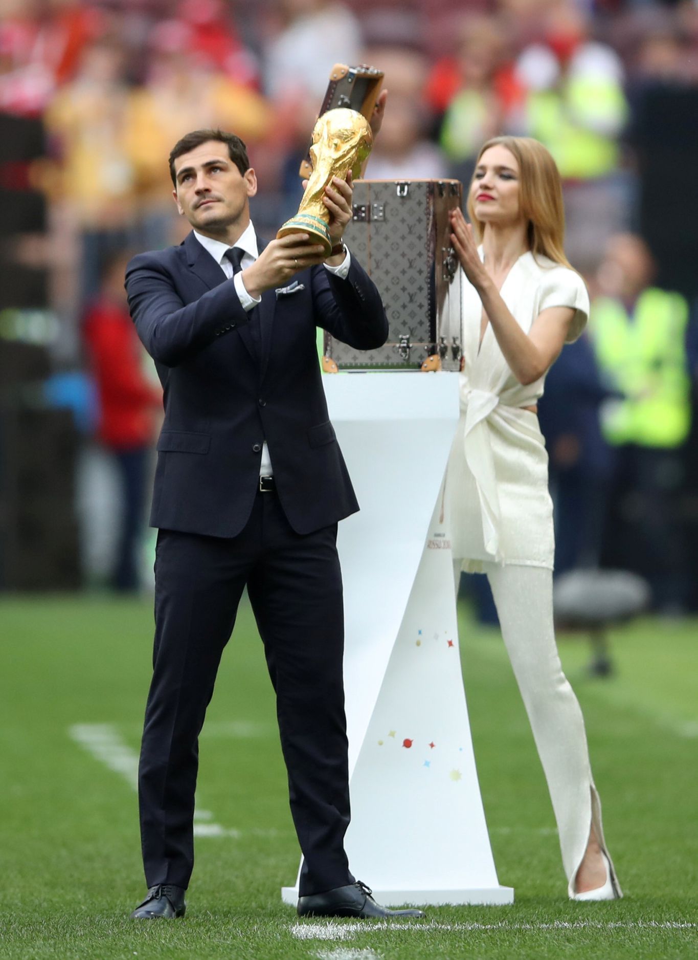 Iker Casillas a modelka Natalia Vodjanová před slavnostním zahájením MS 2018