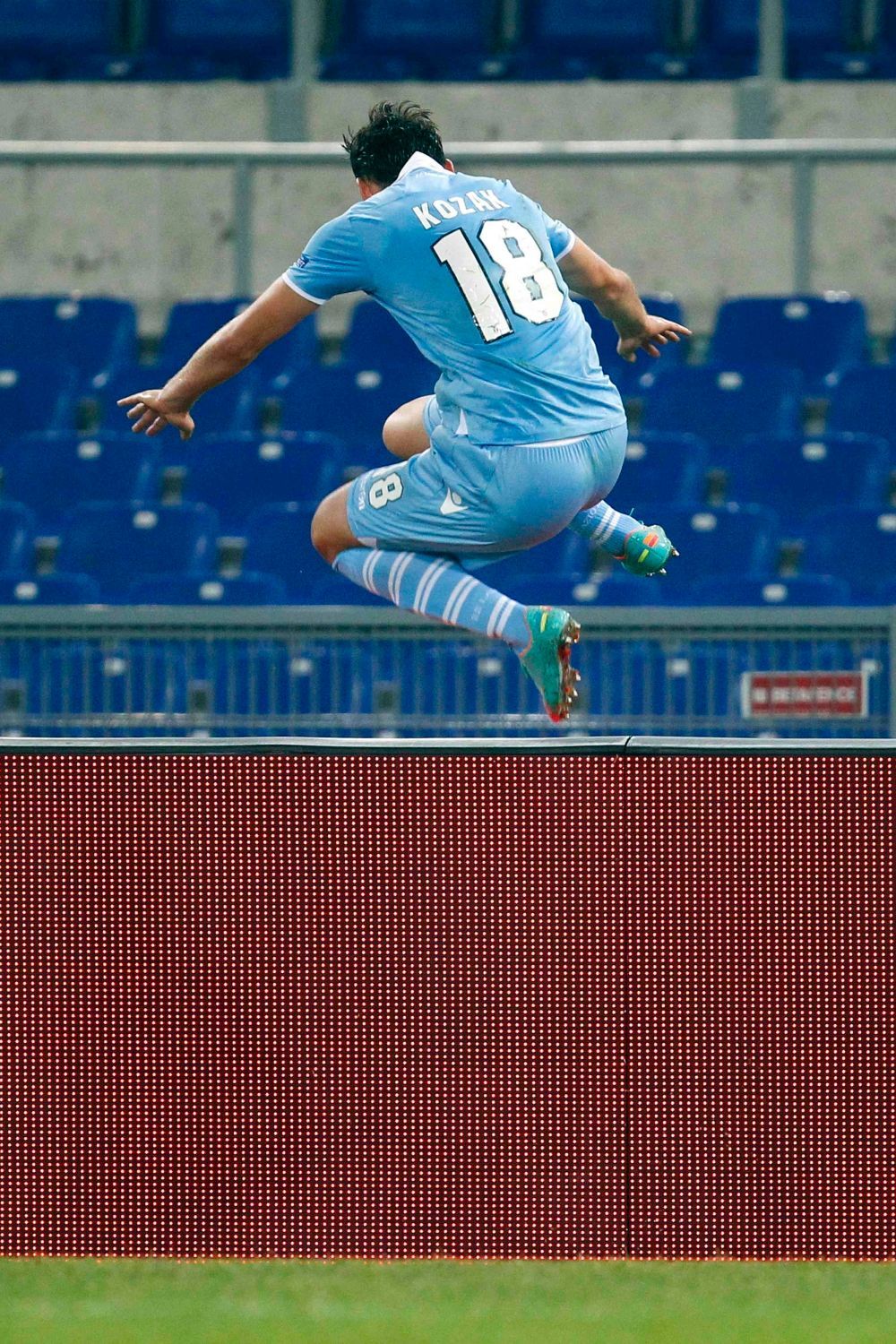 Fotbalista Lazia Řím Libor Kozák v utkání proti Panathinaikosu v Evropské lize 2012/13.