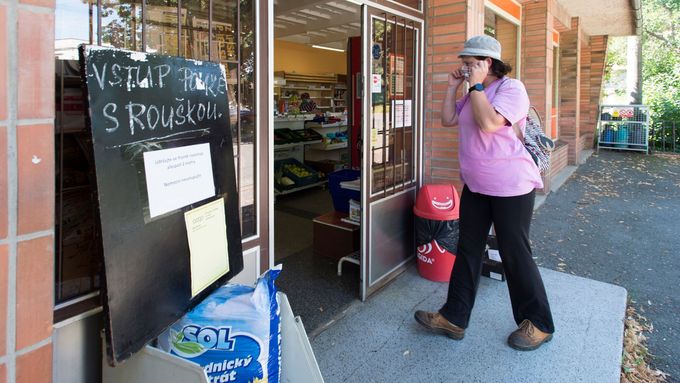 Ve veřejných uzavřených prostorech na Kutnohorsku musí lidé znovu nosit roušku (snímek z obce Církvice na Kutnohorsku, 10. července 2020)