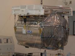 Vesmírná laboratoř Columbus se připravuje na mysu Canaveral k naložení do raketoplánu Atlantis.