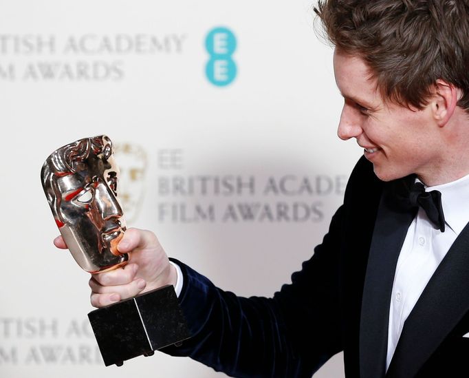 Herec Eddie Redmayne získal cenu pro nejlepšího herce za snímek Teorie všeho.