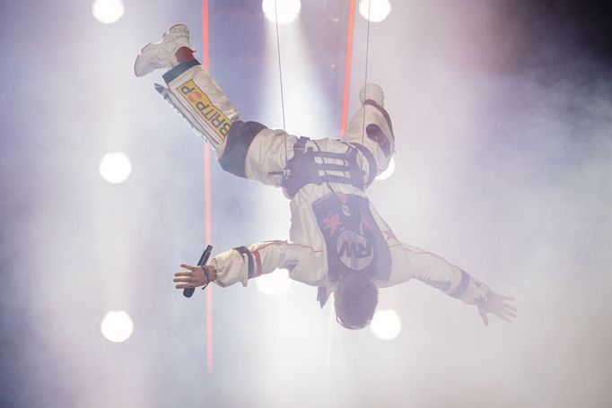 Zpěvák Robbie Williams během svého nedělního koncertu v pražské O2 areně.