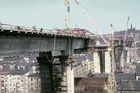 Nuselský most funguje 45 let. Nesl jméno po Gottwaldovi, otevírali ho milicionáři a testovaly tanky