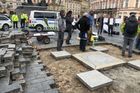 V centru Prahy začala obnova Mariánského sloupu. Do tří měsíců bude stát, věří sochař