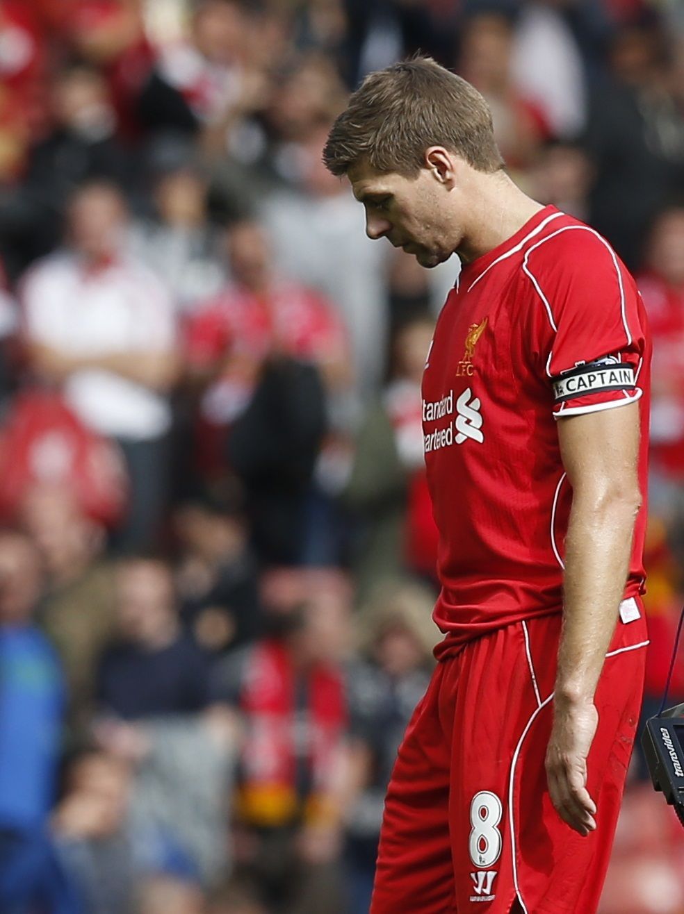 Smutný Gerrard v dresu Liverpoolu po utkání v Premier League