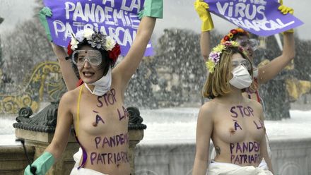 Roušky proti pandemii patriarchátu. Polonahé aktivistky protestovaly v Paříži