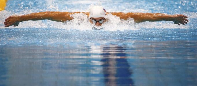 Fenomenální plavec Michael Phelps (USA) plave za vítězstvím v olympijském finále na 100m motýlek.