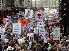 Proti návštěvě Benedikta XVI. protestovaly v centru Londýna tisíce lidí