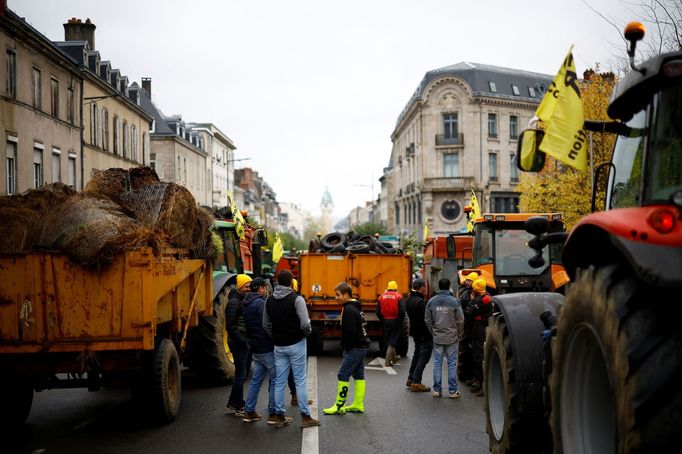 Francouzští zemědělci protestují proti dohodě Mercosur.