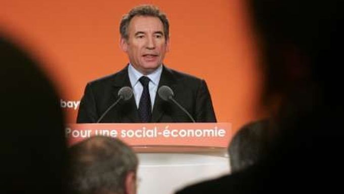 Centrista François Bayrou hrozí.