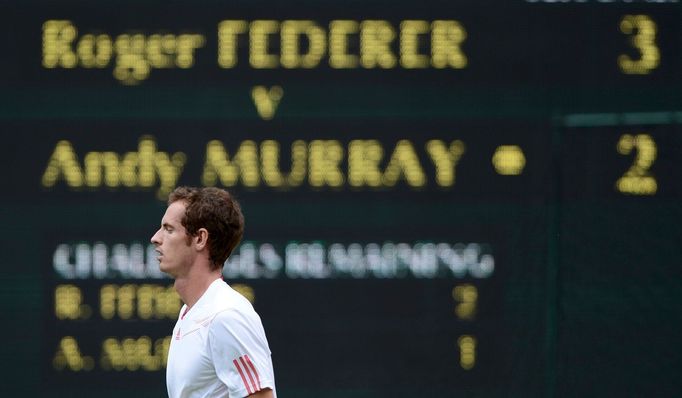 Britský tenista Andy Murray během utkání se Švýcarem Rogerem Federerem ve finále Wimbledonu 2012.