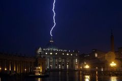 Snímek blesku zasahujícího dóm sv. Petra je asi pravý