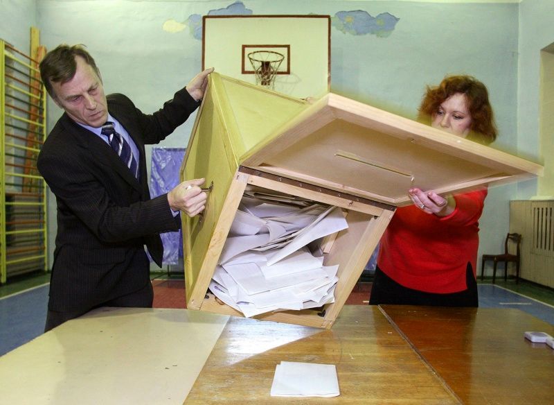 Vyprazdňování urny po uzavření volební místnosti v sibiřské obci Divnogorsk v Krasnojarském regionu.