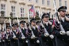 Foto: Hradní stráž oslavila sto let ceremoniálem s prezidentem a slovenskými hosty