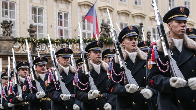 Foto: Hradní stráž oslavila sto let ceremoniálem s prezidentem a slovenskými hosty