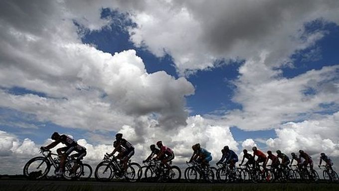 Účastníci Tour de France absolvujé pod mraky třetí etapu závodu.
