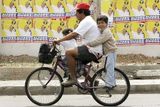 Muž veze děti v ekvádorském Guayaquilu