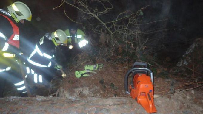 Zásah hasičů, kteří pomáhali osvobodit muže zavaleného stromem.