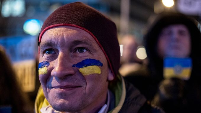 Mnozí Češi, podobně jako tento muž, přišli podpořit Ukrajinu například na demonstrace v Česku. Někteří Češi ale chtějí jít za Ukrajinu přímo bojovat.