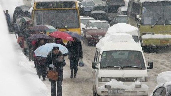 Půl milionu Číňanů uvízlo ve sněhové bouři