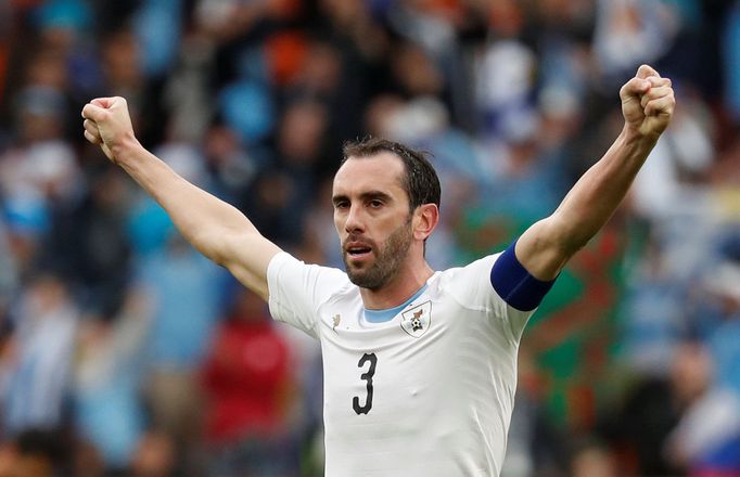 Diego Godín raduje z jediné branky v duelu s Egyptem na MS 2018