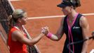 Slovenská tenistka Dominika Cibulková se po prohraném utkání zdraví se svojí přemožitelkou Austalankou Samanthou Stosurovou během čtvrtfinále French Open 2012.