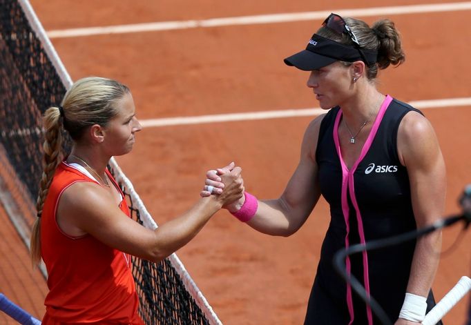 Slovenská tenistka Dominika Cibulková se po prohraném utkání zdraví se svojí přemožitelkou Austalankou Samanthou Stosurovou během čtvrtfinále French Open 2012.